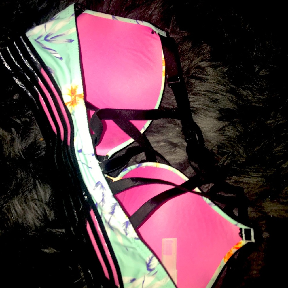 Pink Bra! - Picture 4 of 4